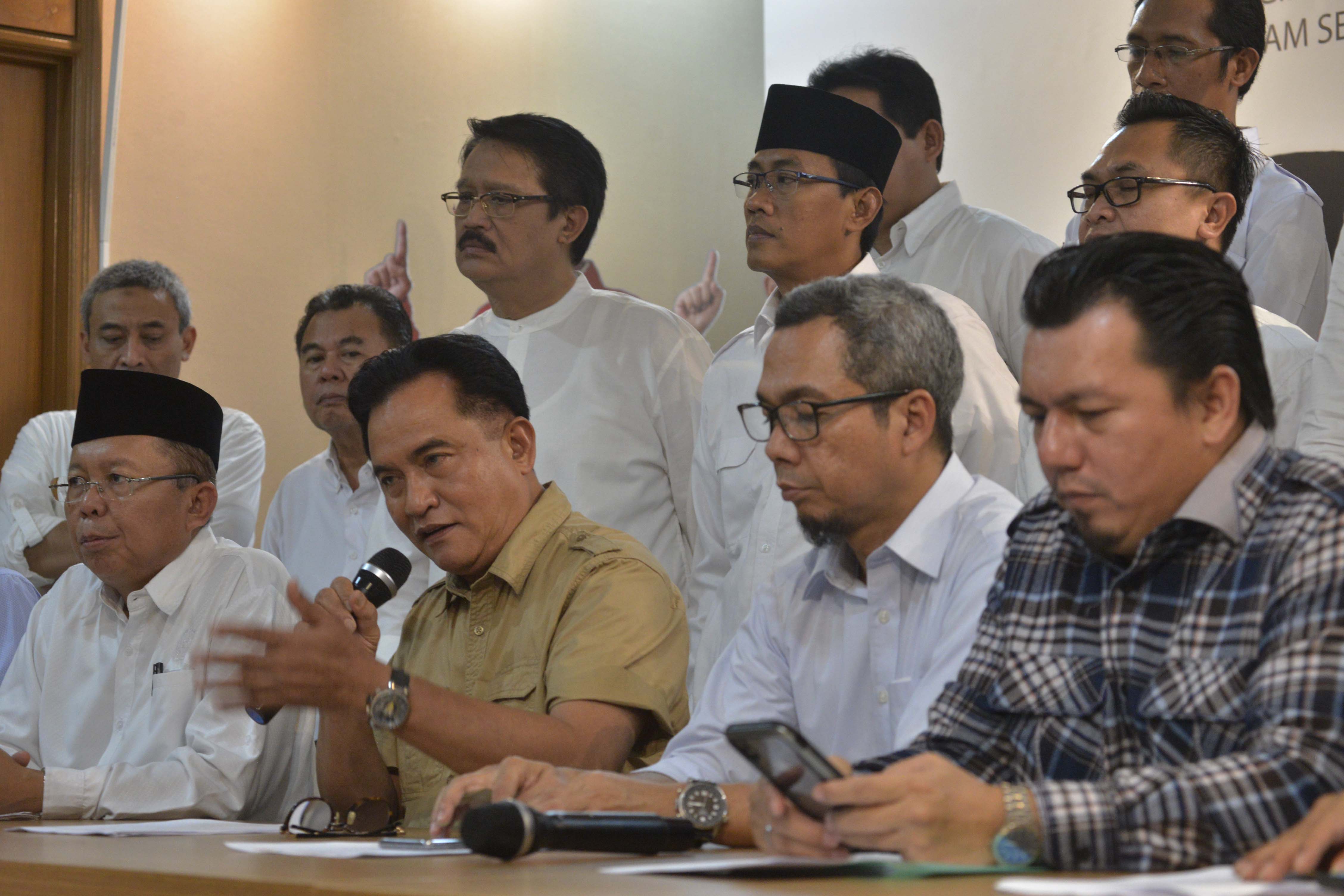 Pakar hukum tata negara Yusril Izha Mahendara (berbaju cokelat)saat keterangan pers di Rumah Cemara, Jakarta, Selasa (21/5).