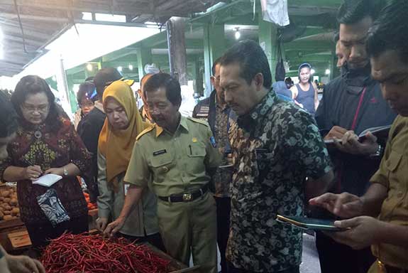 Dirjen perlindungan konsumen dan tertib niaga Kemendag Veri Anggriono bersama wakil Abdul Fatah memantau harga pangan di pasar pagi