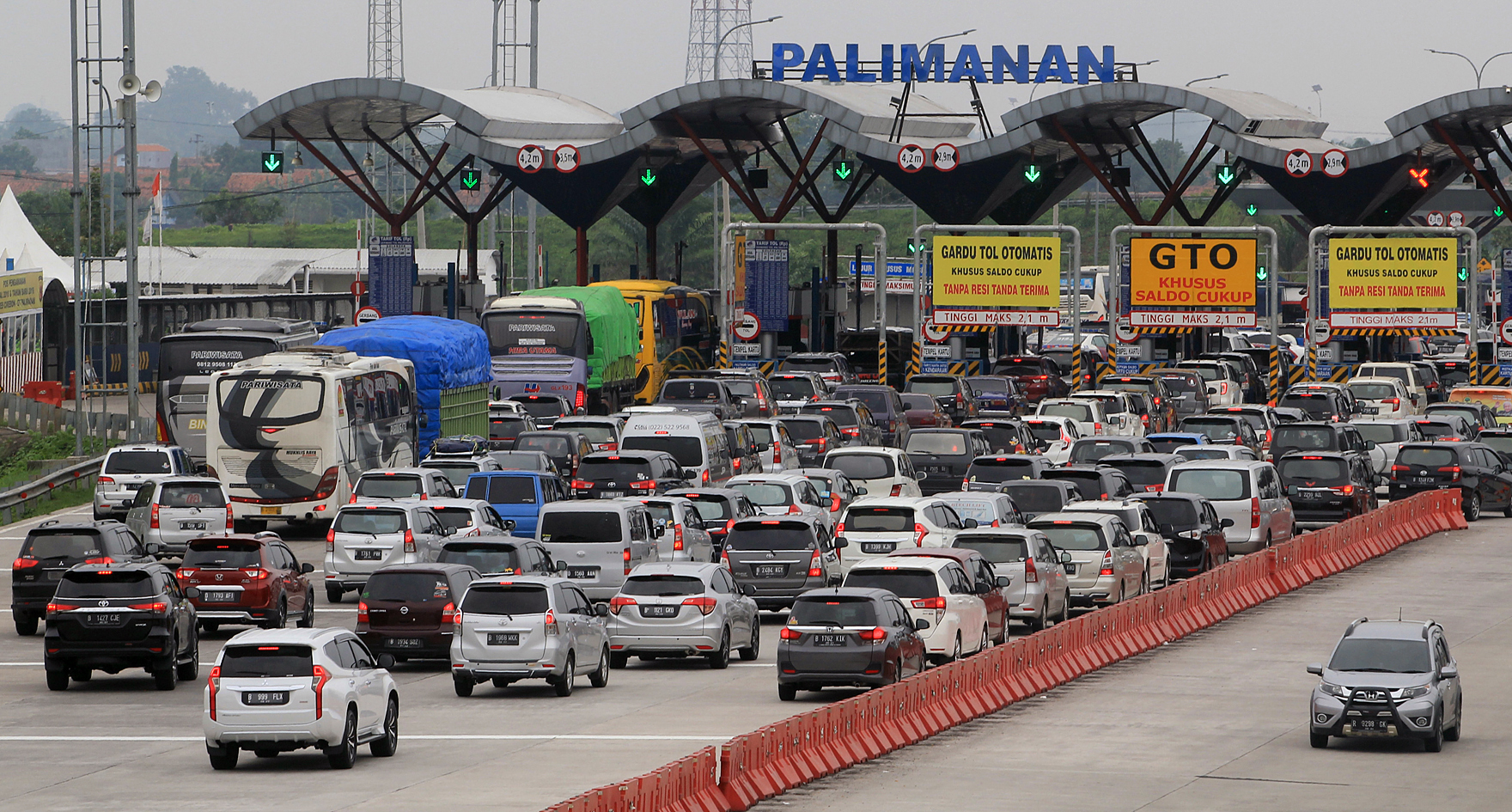  Kendaraan mengantre di pintu Tol Cipali, Palimanan, Cirebon, Jawa Barat,