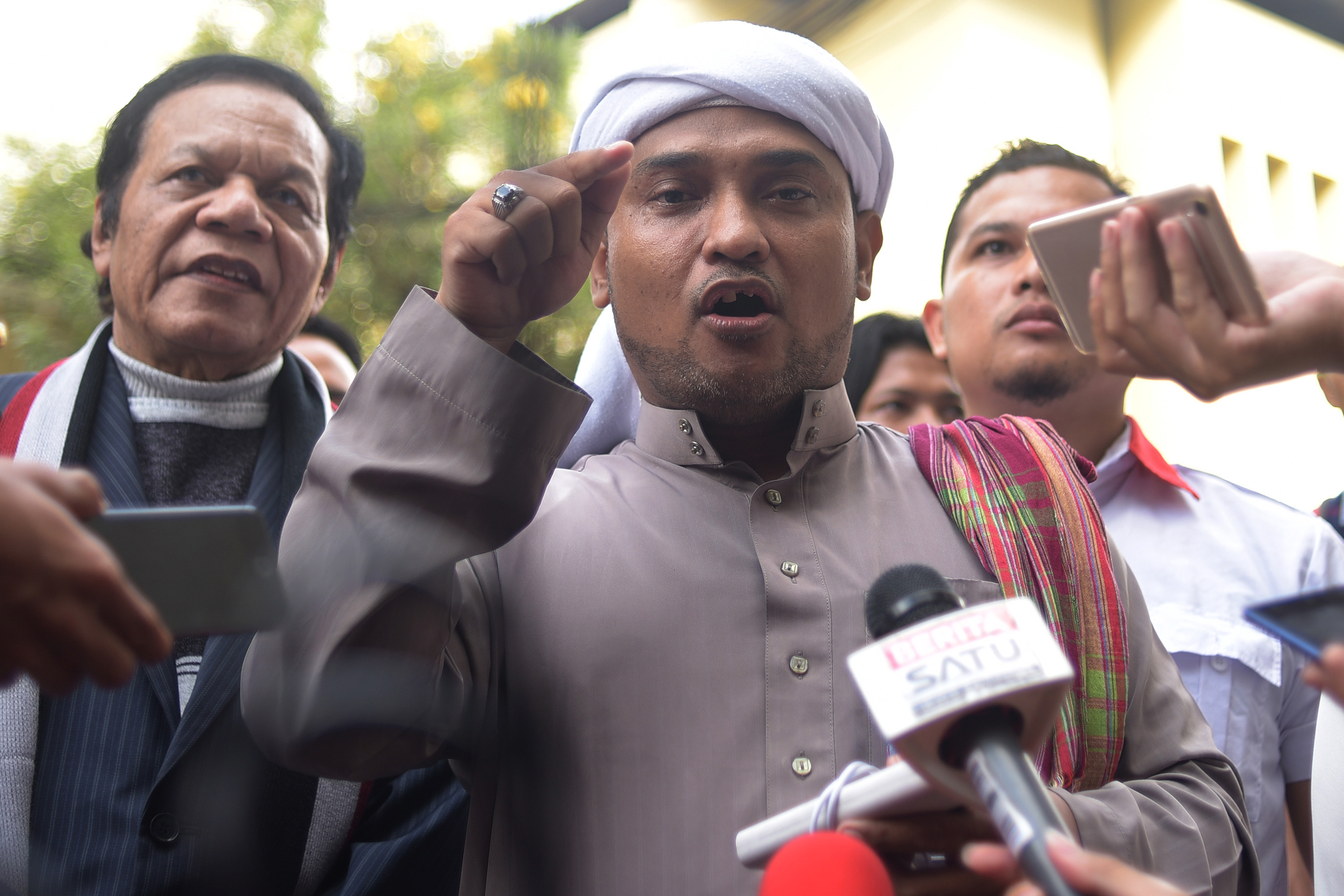  Sekjen DPD FPI Jakarta Novel Bamukmin (tengah) memberikan keterangan pers saat tiba di Polda Metro Jaya, Jakarta, Kamis (5/1)