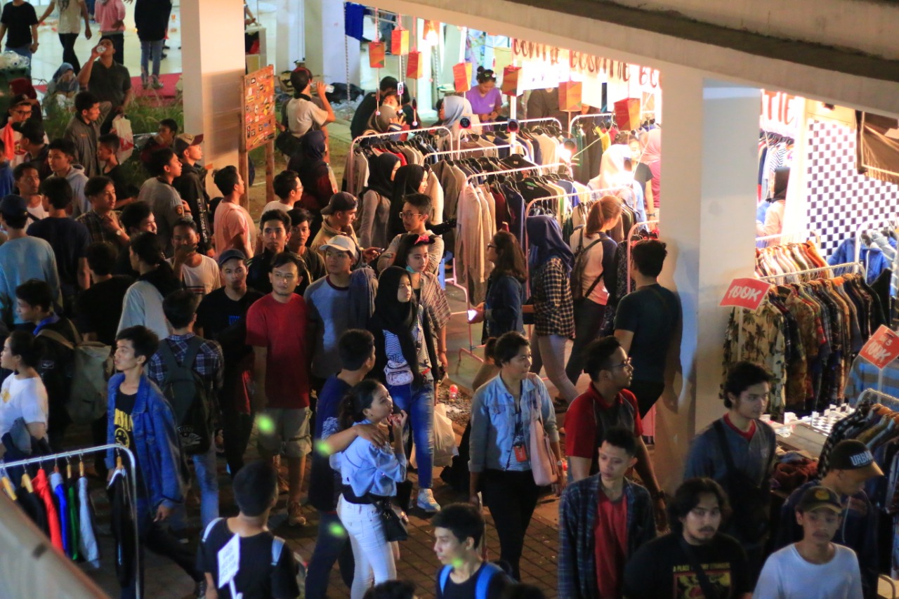 Suasana Jakcloth Lebaran 2018. Masyarakat antusias membeli baju indi yang bisa dipermak di lokasi secara gratis. 