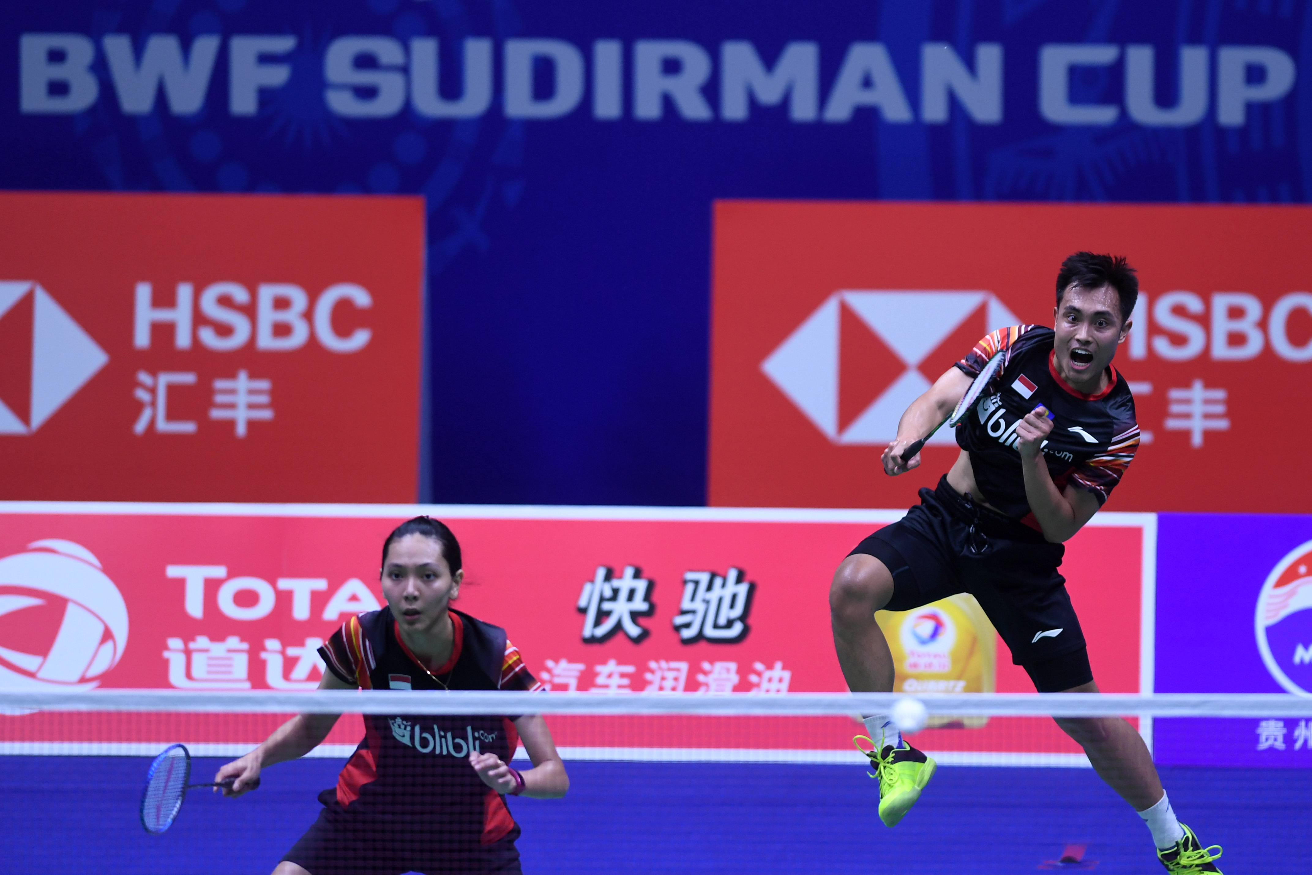 Pebulu tangkis ganda campuran Indonesia Hafiz Faizal (kanan) dan Gloria Emanuelle Widjaja di ajang Piala Sudirman 2019 di Tiongkok.