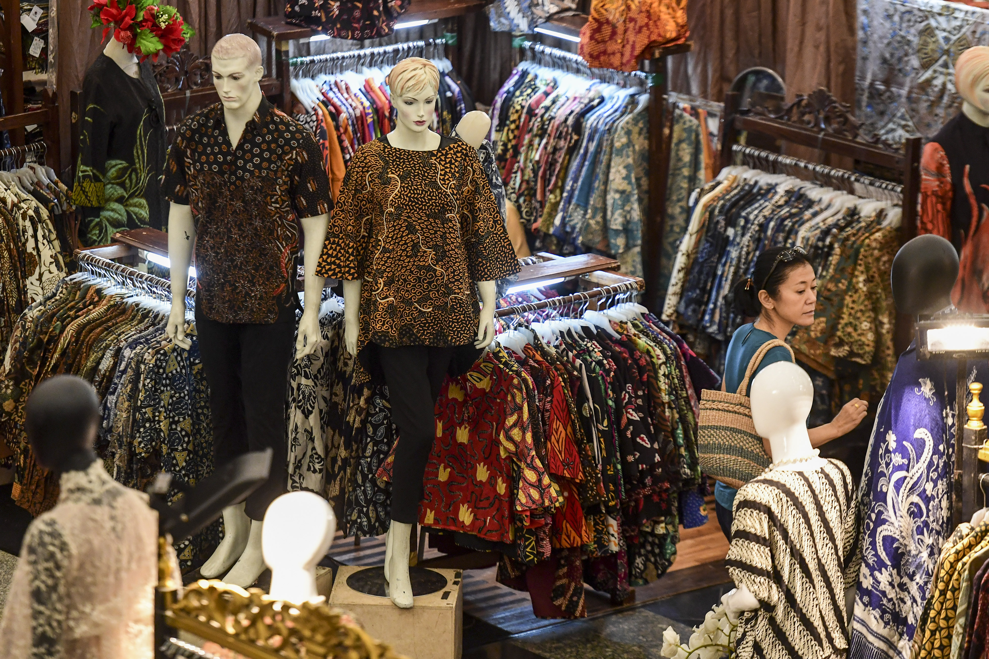 Pengunjung melihat batik yang dipamerkan pada perhelatan Gelar Batik Nusantara 2019 di Jakarta Convention Center, Jakarta, Rabu (8/5/2019). 