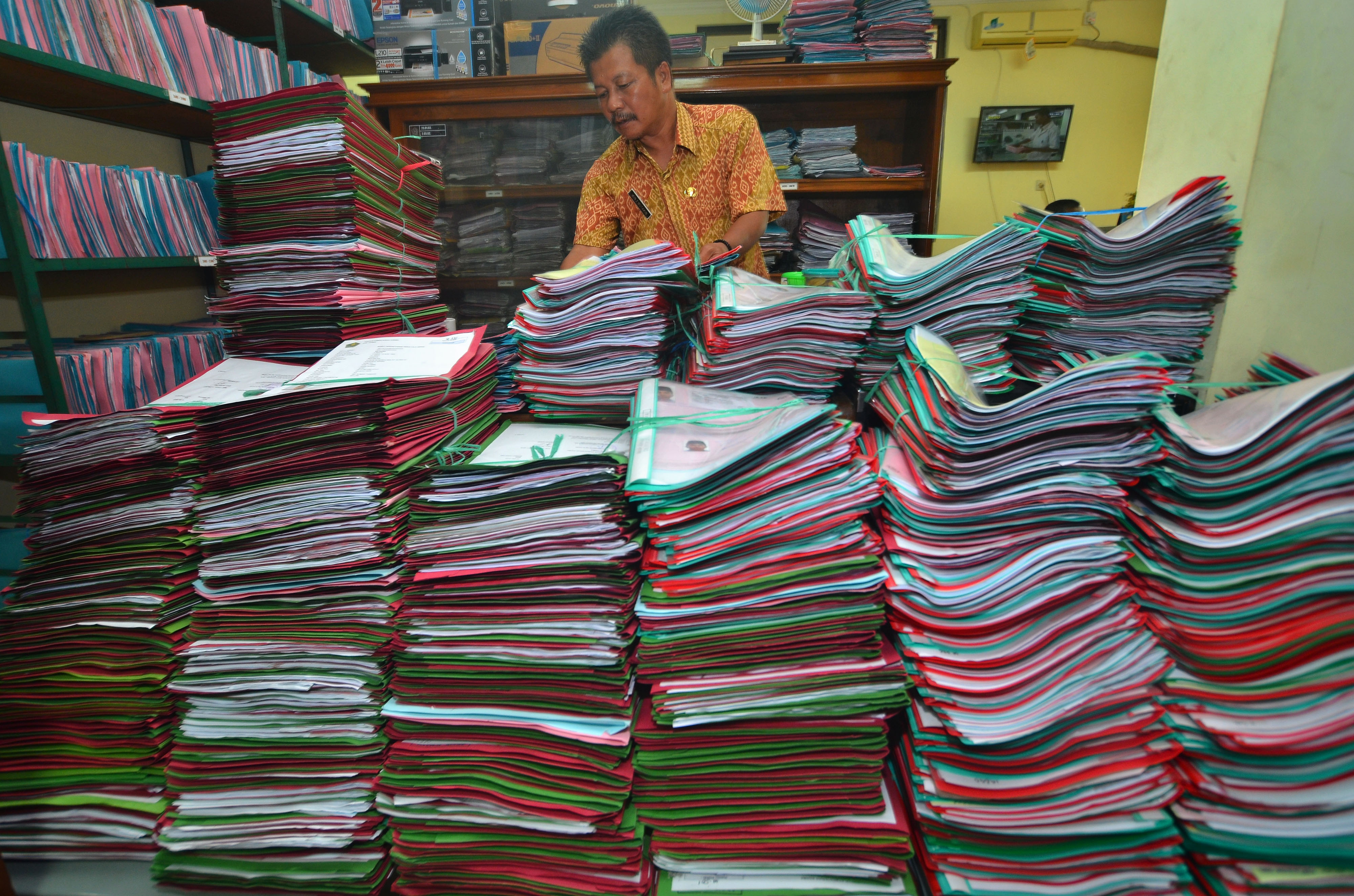  Pegawai Kementerian Agama membenahi arsip jemaah calon haji di Kantor Kemenag 