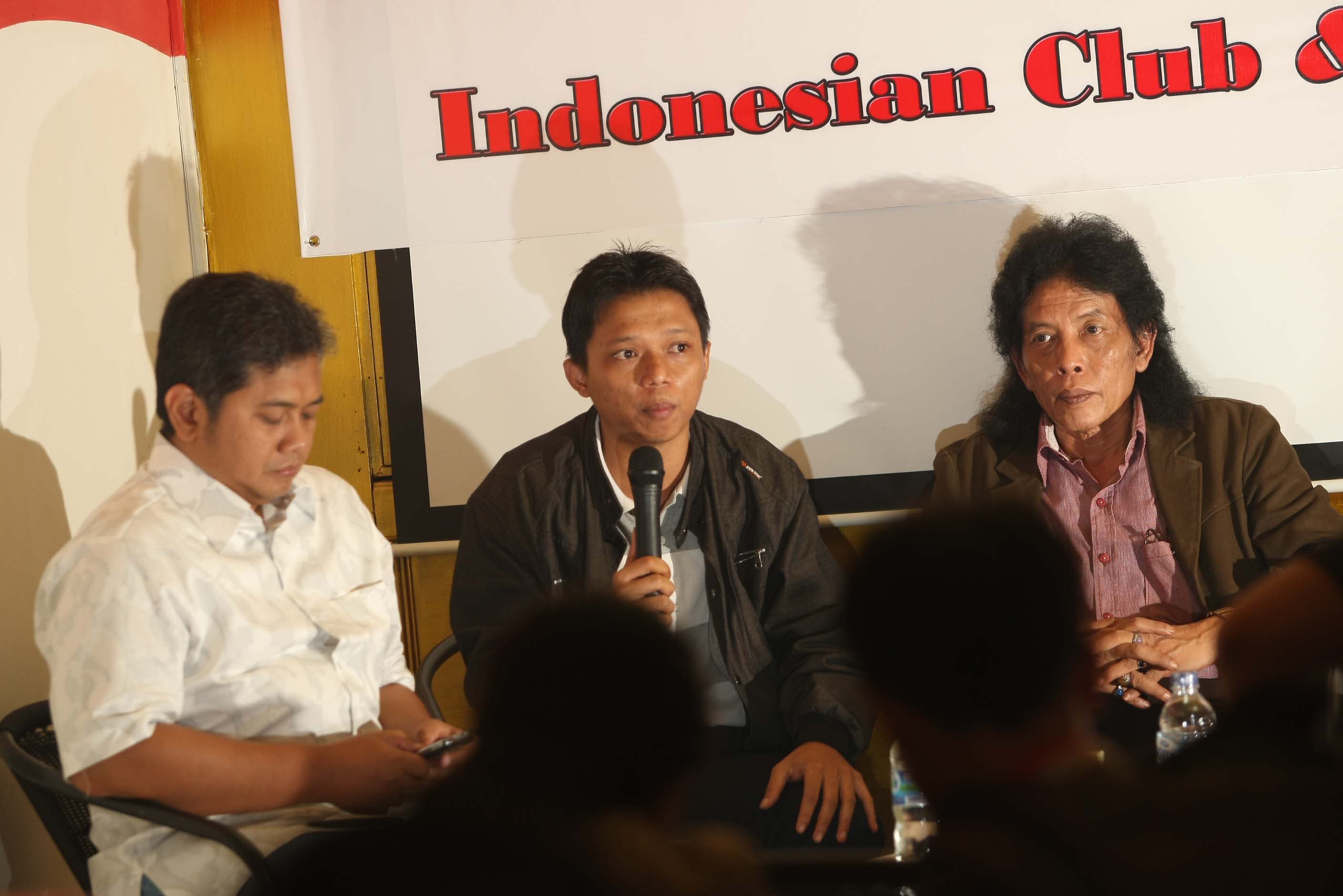 Anggota DPR fraksi PAN Viva Yoga (kiri), Ketua Presidium Pengurus Pusat PMKRI Stefanus Asat Gusma (tengah) dan Mantan anggota KPU Mulyana W