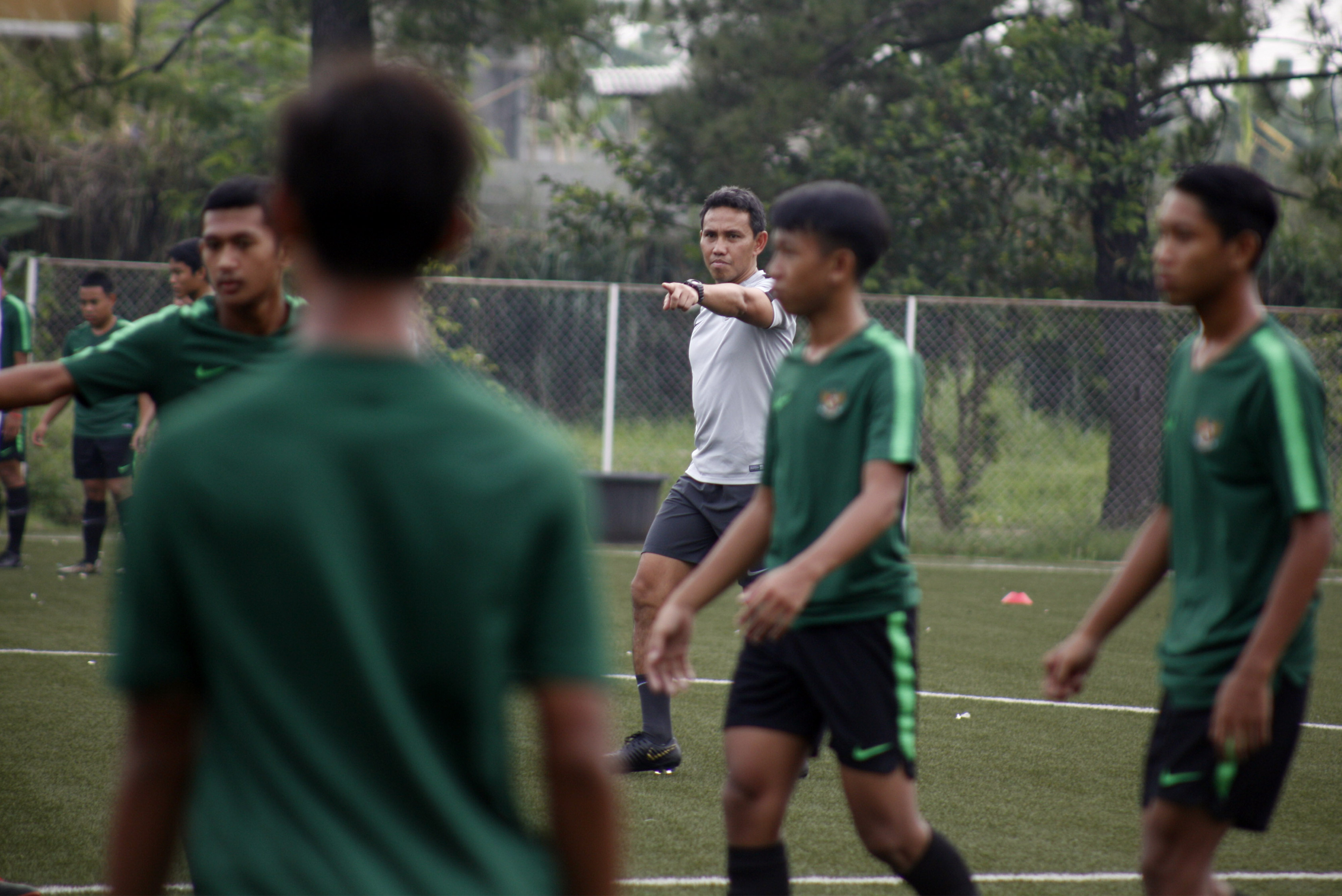 Pelatih Kepala tim nasional U-16 Bima Sakti (Tengah) memberikan arahan saat sesi latihan perdana 