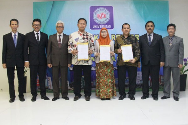 Rektor UBSI, Mochamad Wahyudi (keempat dari kiri), bersama jajaran Kepengurusan Yayasan BSI. 