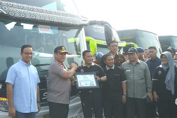 Gubernur DKI Jakarta Anies Baswedan bersama Kapolda Metro Jaya Irjen Gatot Eddy Pramono melepas 17 ribu pemudik peserta program Mudik Gratis