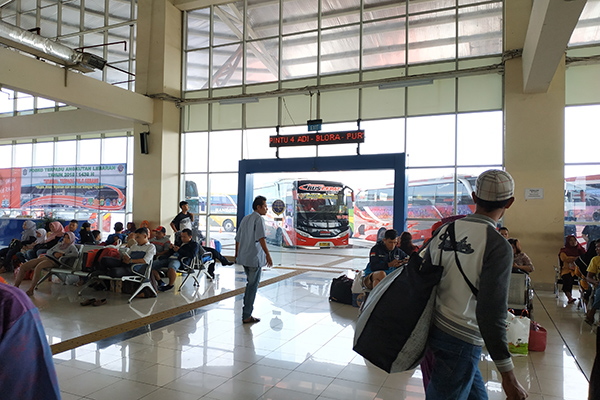 Penumpang Mudik di Terminal Pulo Gebang