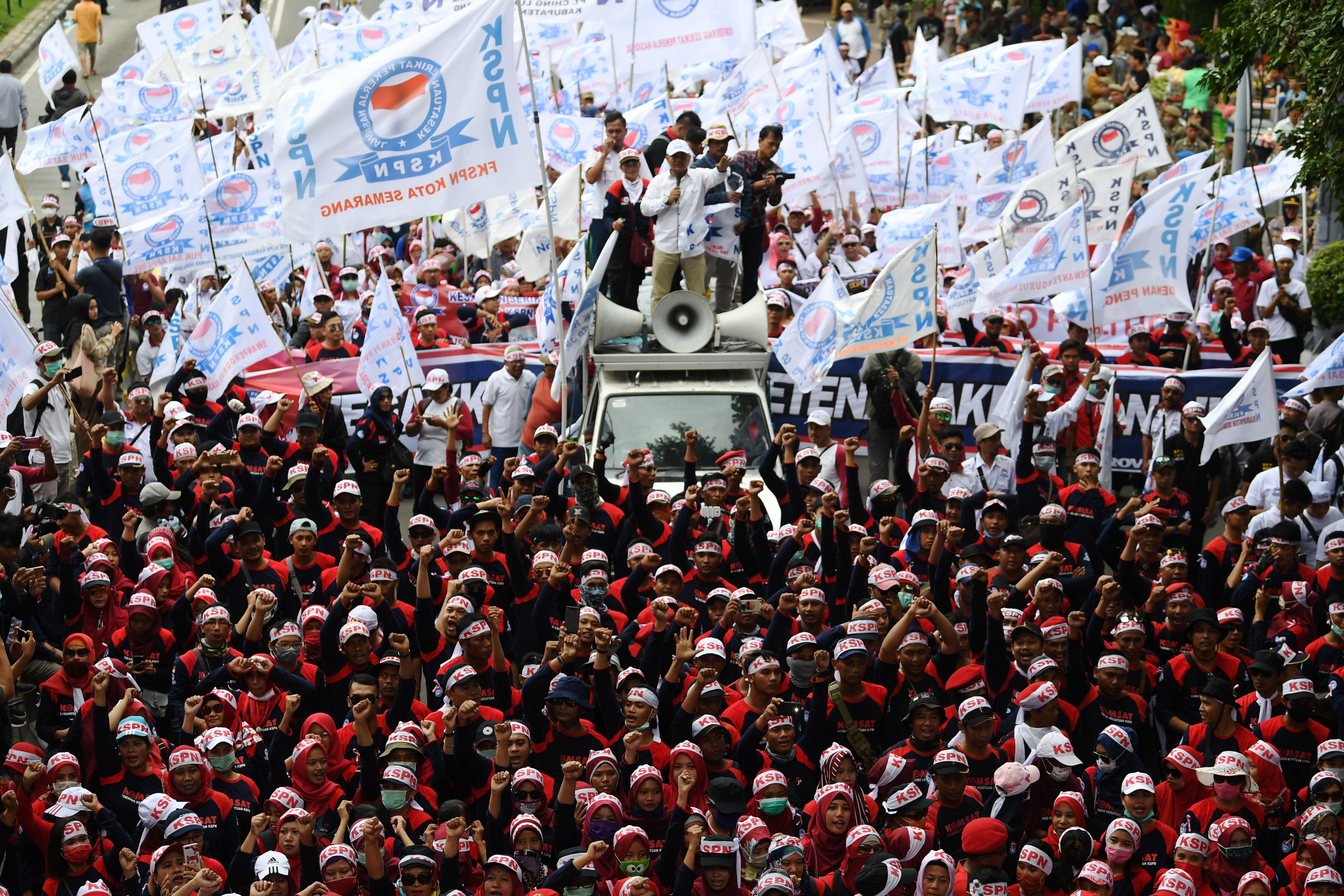  Peserta aksi dari sejumlah elemen buruh mengikuti aksi memperingati Hari Buruh di kawasan Patung Kuda Jakarta, Rabu (1/5)