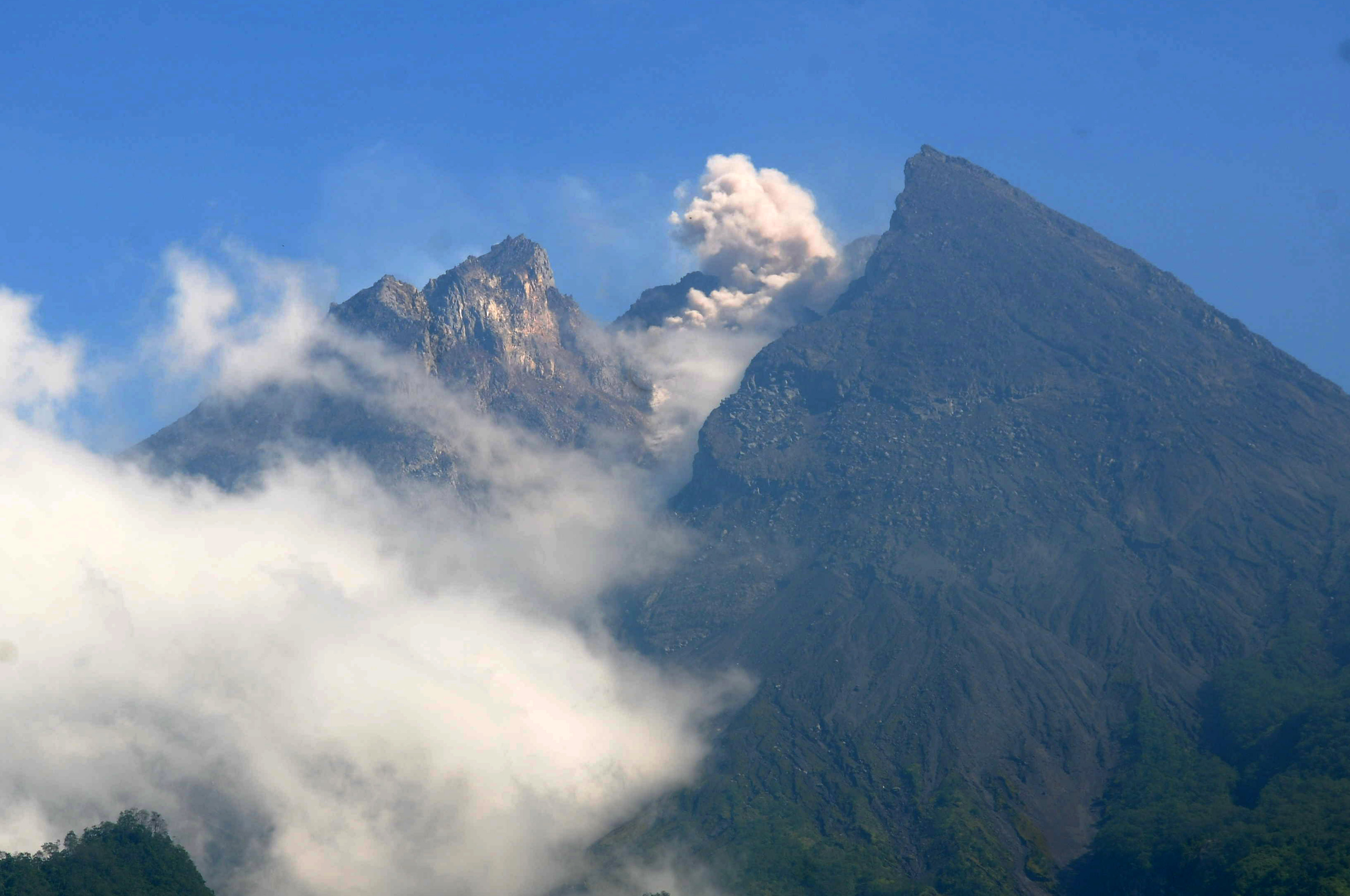 Gunung Merapi luncurkan guguran lava