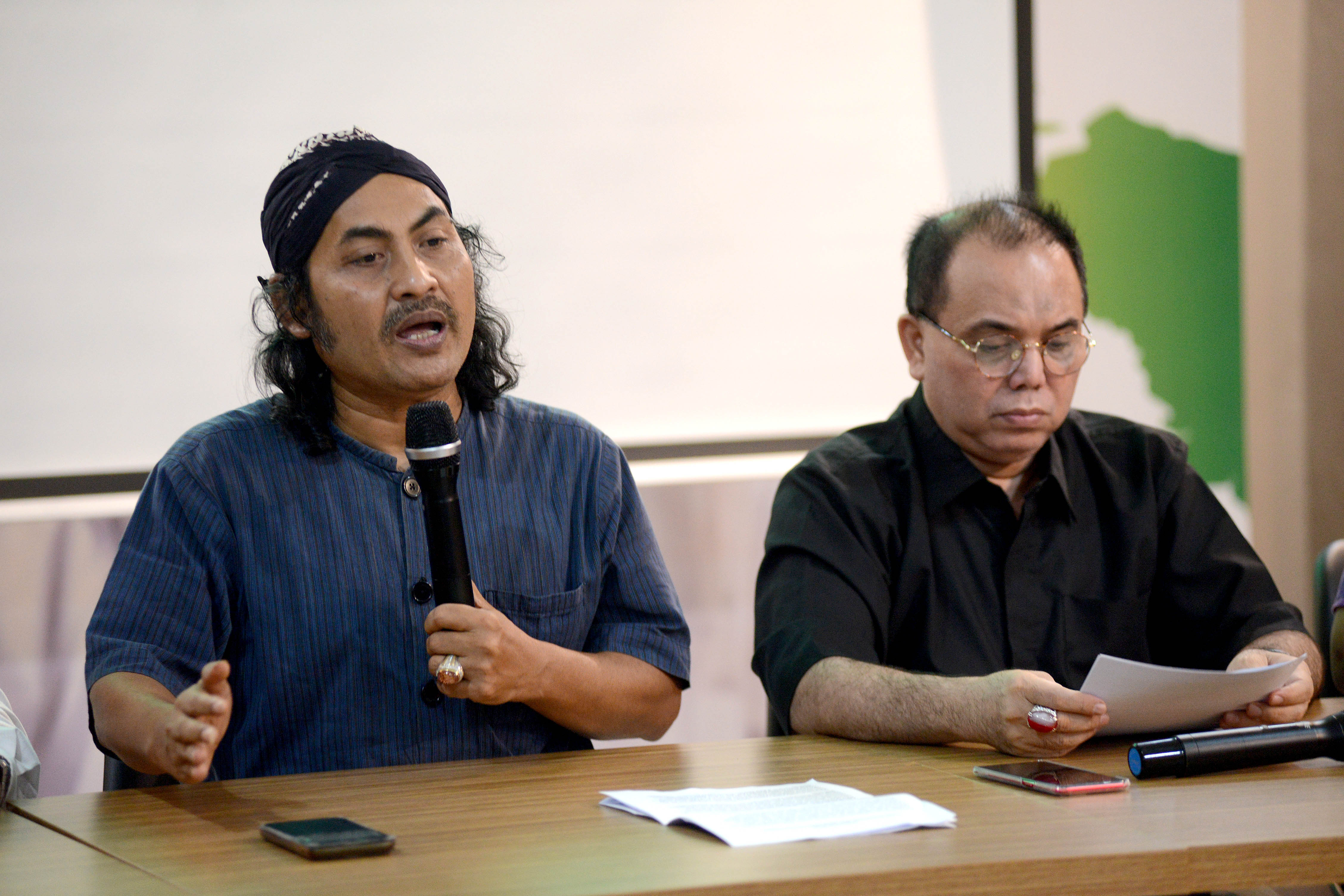 Sejumlah penggagas dari Aliansi Masyarakat Sipil Untuk Pemilu Konstitusional antara lain Sastro Al Ngatawi (kiri) didampingi Haidar Alwi.