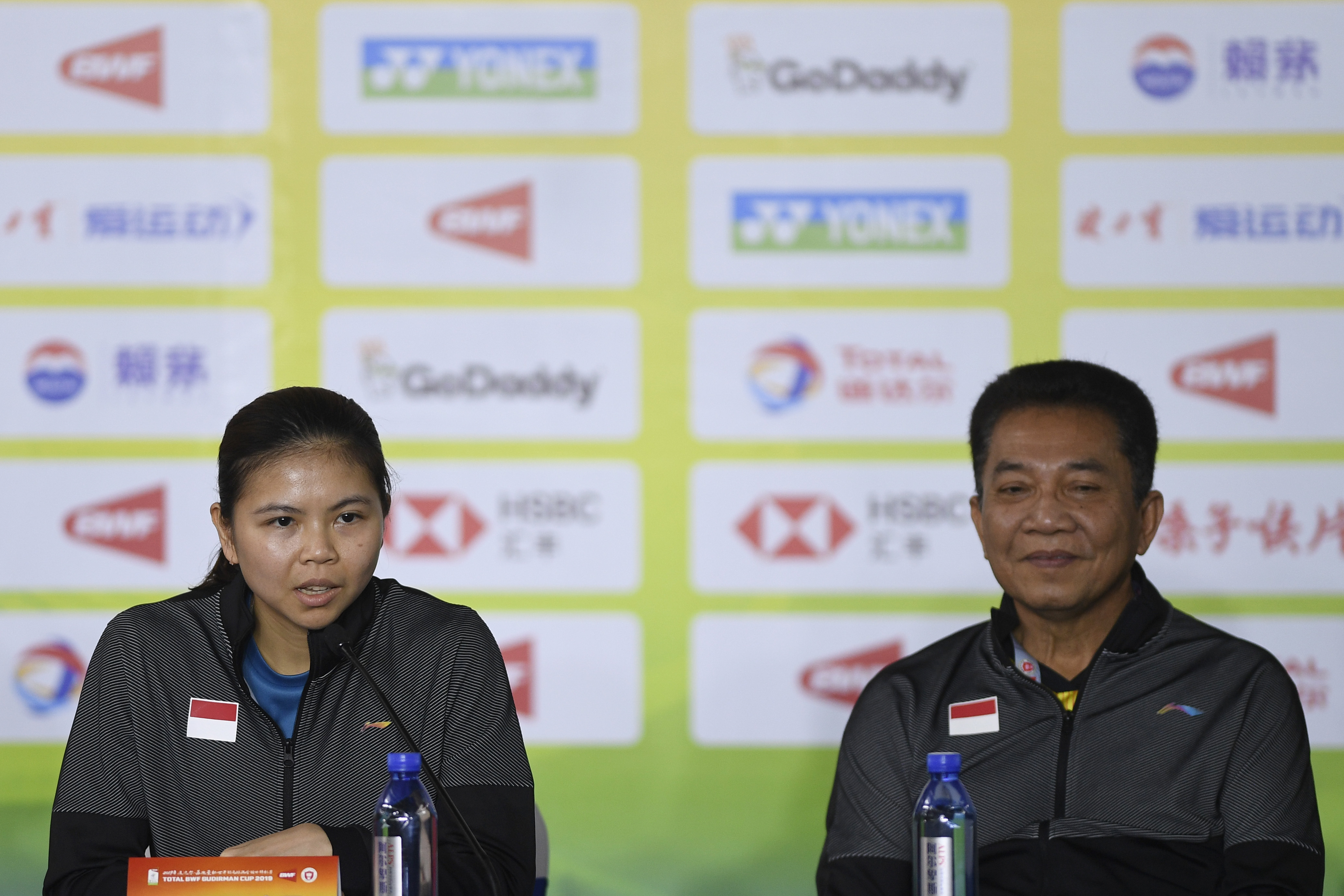 CdM Tim Piala Sudirman Indonesia Achmad Budiharto (kanan) bersama pebulu tangkis putri Indonesia Greysia Polii (kiri) 