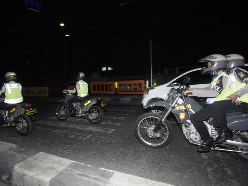 Petugas kepolisian melakukan pemeriksaan kepada pengendara saat menggelar Patroli