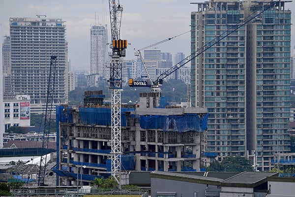 Alat berat difungsikan untuk pembangunan gedung bertingkat di Jakarta Pusat