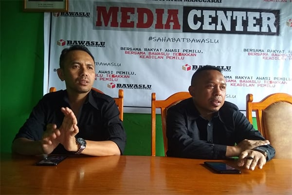 Komisioner Bawaslu Manggarai Herybertus Harun (kiri) dan Fortunatus Hamsah Manah (kanan) saat menggelar jumpa pers di kantor Bawaslu Manggar