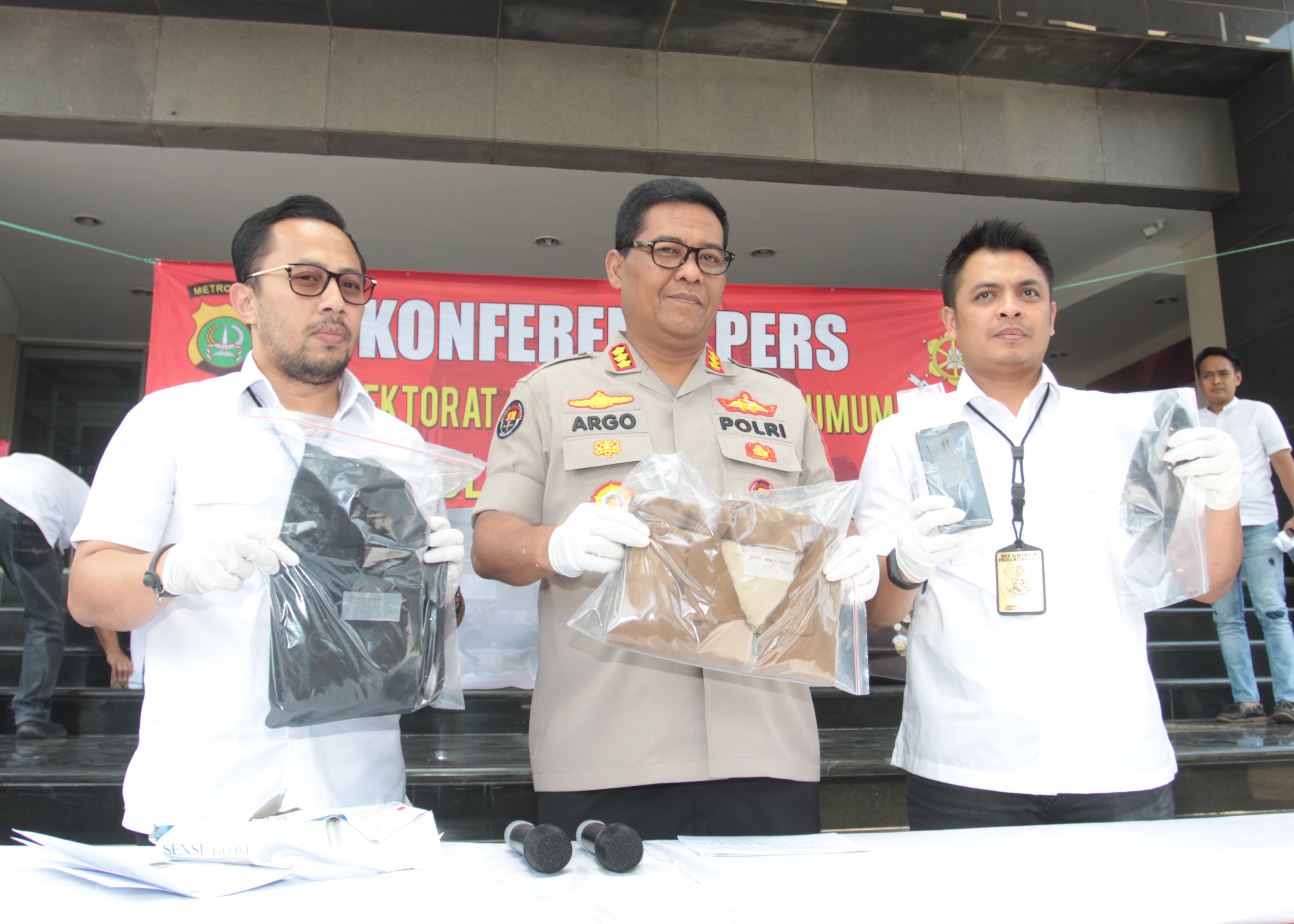 Kabid Humas Polda Metro Jaya Kombes Pol Argo Yuwono (tengah) menunjukkan pakaian tersangka HS, pengancam Presiden Joko Widodo.