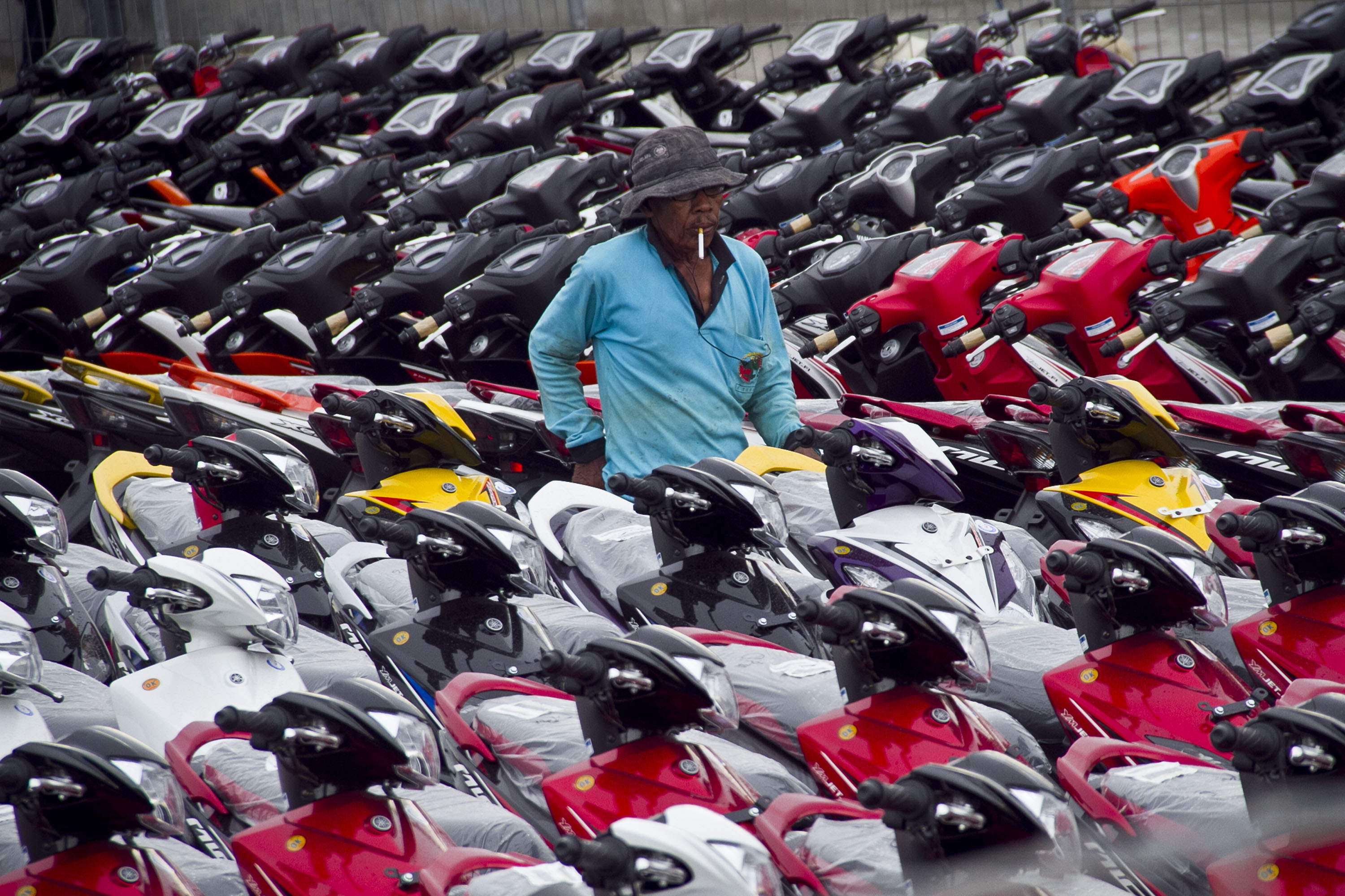 Pekerja memuat sepeda motor yang akan dikirim menuju Kota Banjarmasin di Pelabuhan Sunda Kelapa, Jakarta Utara.