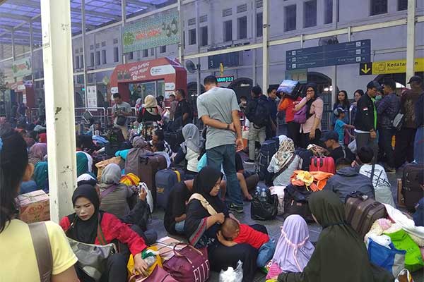 Pemudik menggunakan kereta di Stasiun Pasar Senen 