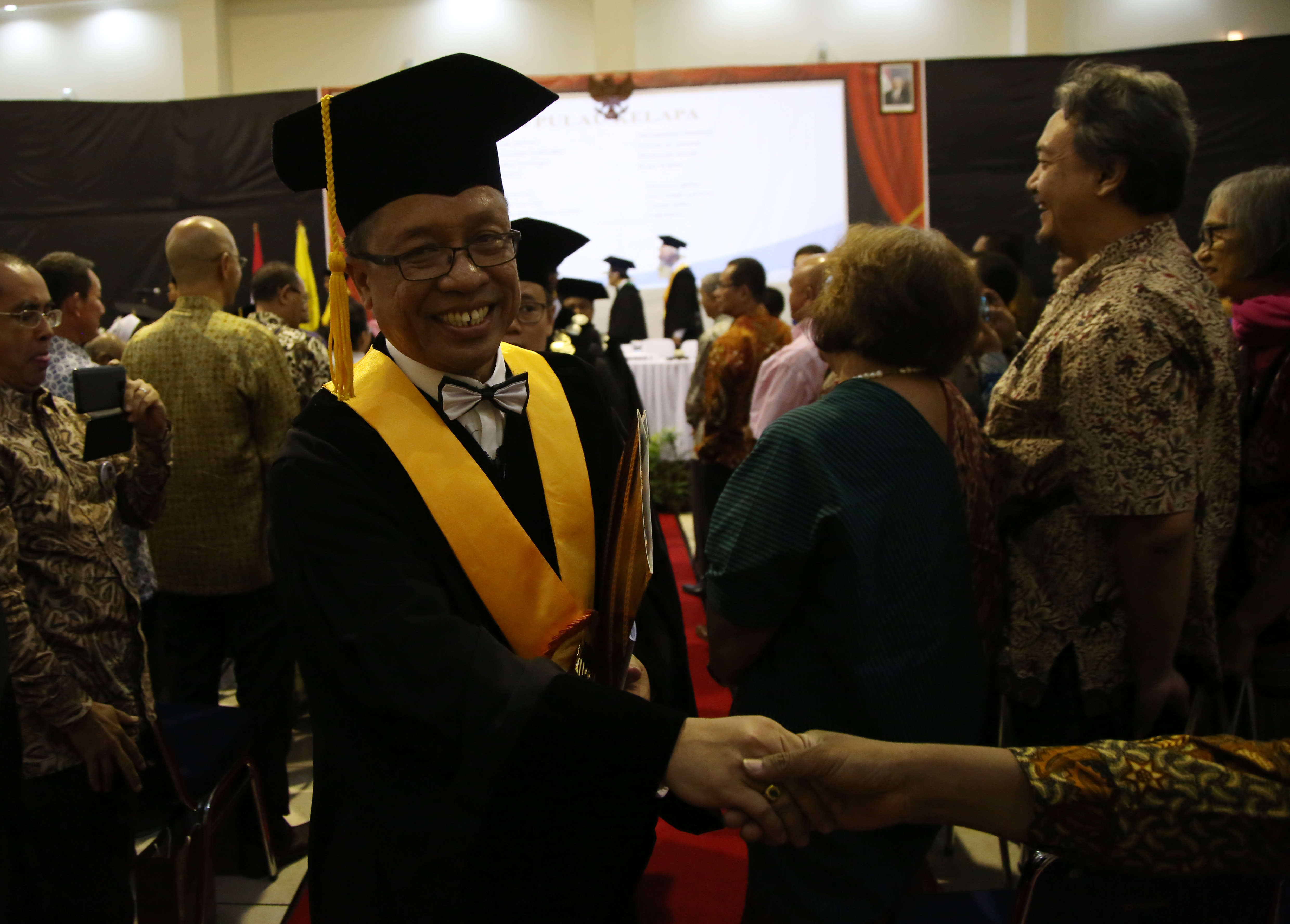  Prof. Dr Adrianus Sunarko (dua kanan) menerima ucapan selamat seusai memberikan pidato ilmiah bertema 