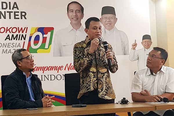 Wakil Ketua Tim Kampanye Nasional (TKN) Jokowi-Amin, Abdul Kadir Karding (tengah)