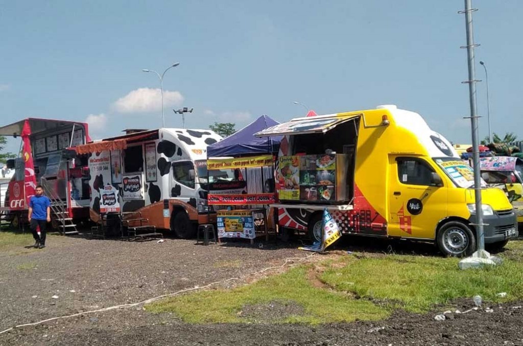 Manfaatkan ragam acara menarik di rest area seperti festival jajanan truk untuk mengusir bosan.