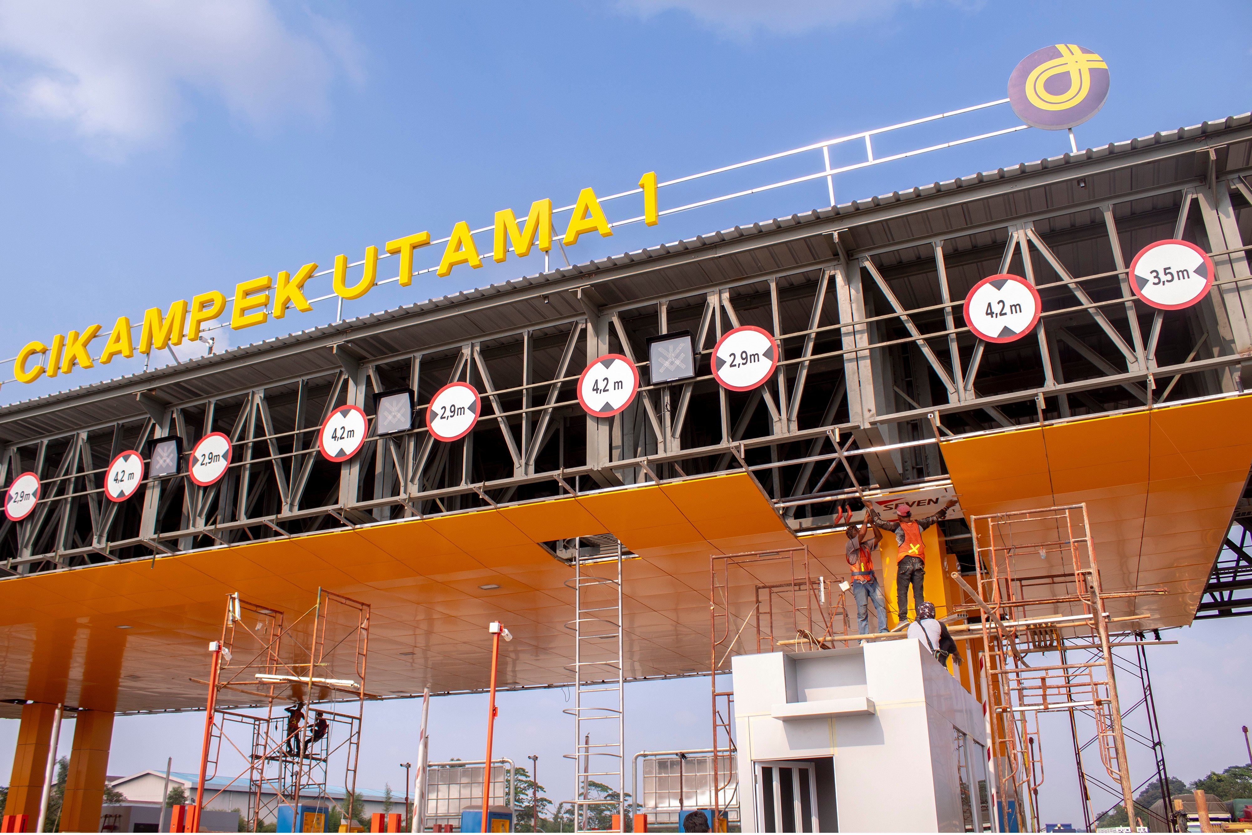 Pemindahan pintu gerbang Cikarang utama ke Cikampek utama dan Kalihurip utama berdampak terjadinya kenaikan tarif tol.