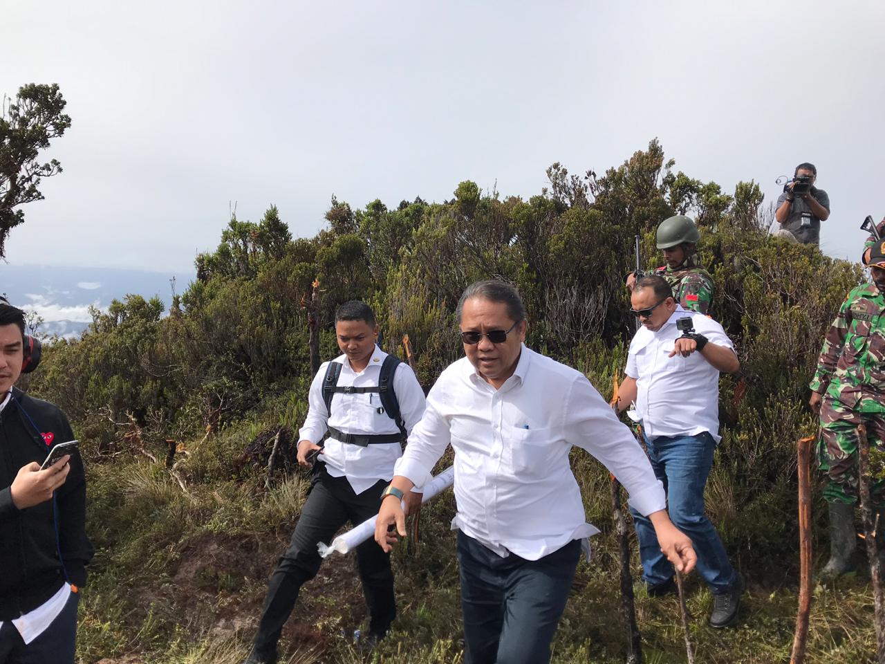 Menkominfo Rudiantara melakukan peninjauan di lokasi pembangunan menara telekomunikasi di kawasan pegunungan di Kabupaten Intan Jaya, Papua,