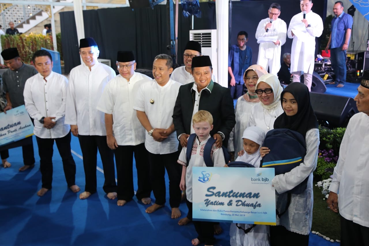 Wakil Gubernur Jawa Barat UU Ruzhanul (jaket hitam) menghadiri peringatan hari jadi ke-58 Bank BJB di Bandung, Senin (20/5)