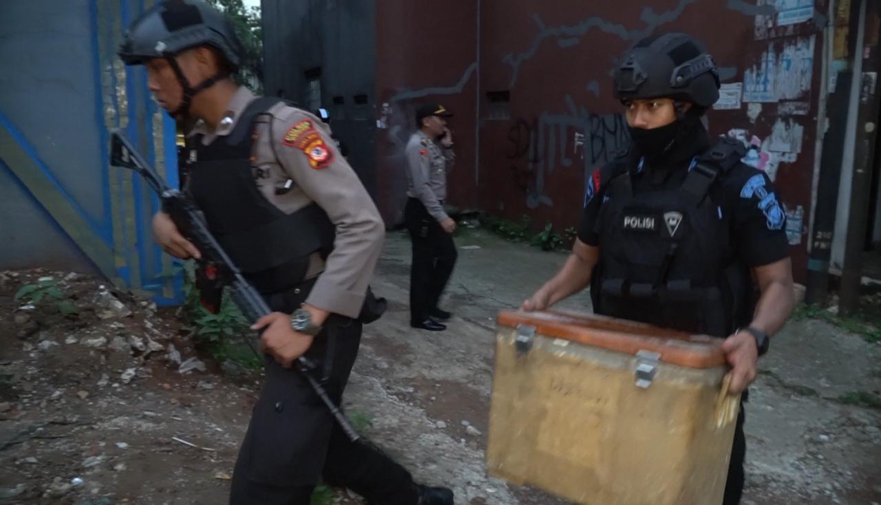 Polisi membawa barang bukti dari penggerebekan di Cibinong
