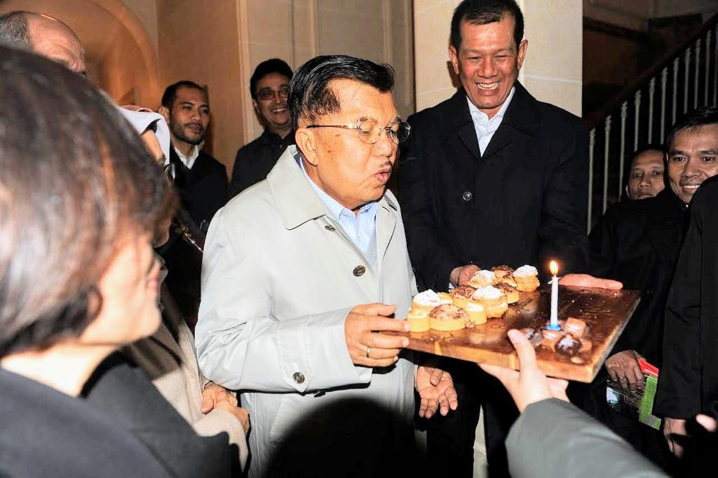 Wakil Presiden Jusuf Kalla (JK) merayakan hari ulang tahunnya yang ke-77 tahun di Swiss.