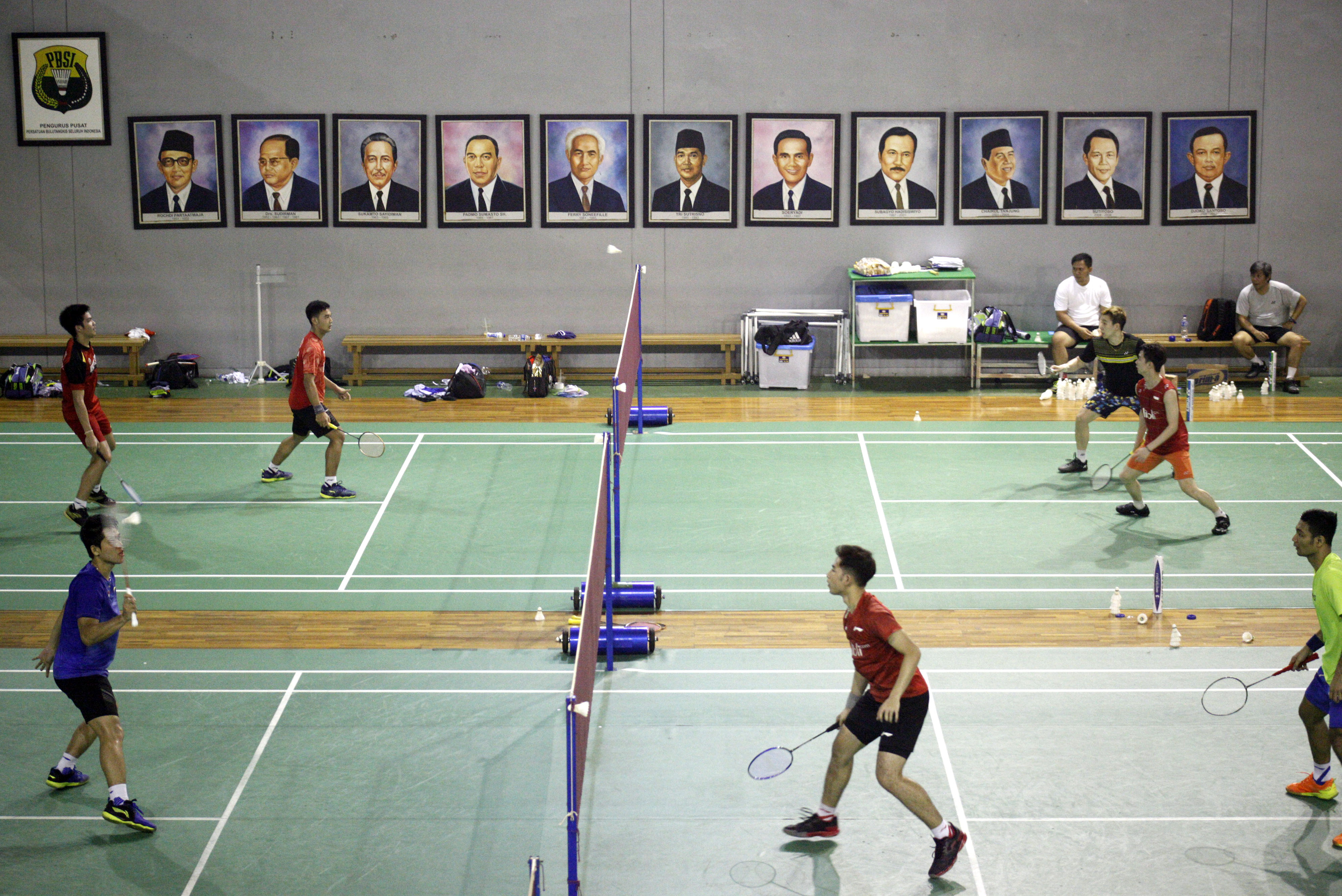 Sejumlah atlet bulutangkis melakukan latihan jelang Kejuaraan Piala Sudirman 2019 di Pelatnas PBSI, Cipayung, Jakarta Timur.