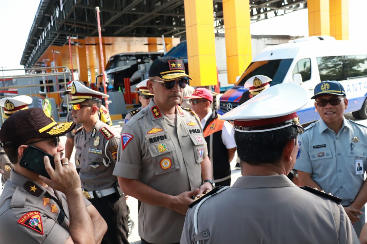 kakorlantas Polri Irjen Pol Refdi Andri saat meninjau gerbang tol Cikampek Utama