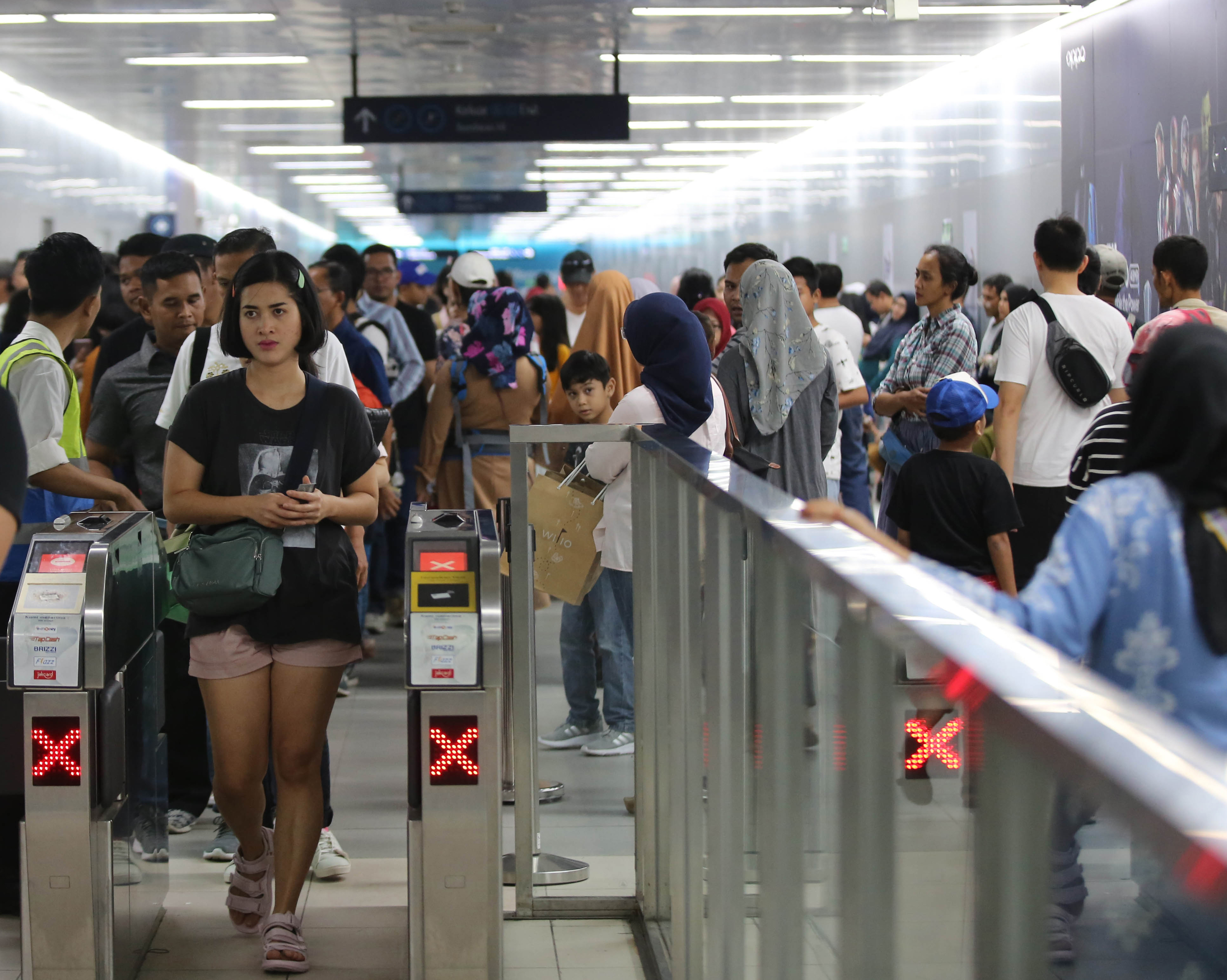 Penumpang memadati stasiun untuk menaiki kereta MRT di Stasiun MRT Bundaran HI, Jakarta, kemarin.