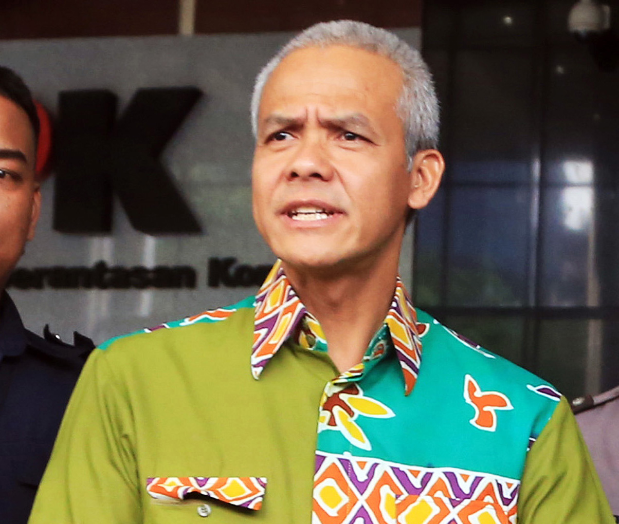  Gubernur Jawa Tengah Ganjar Pranowo menjawab pertanyaan wartawan usai menjalani pemeriksaan di Gedung KPK, Jakarta, Kamis (28/6).