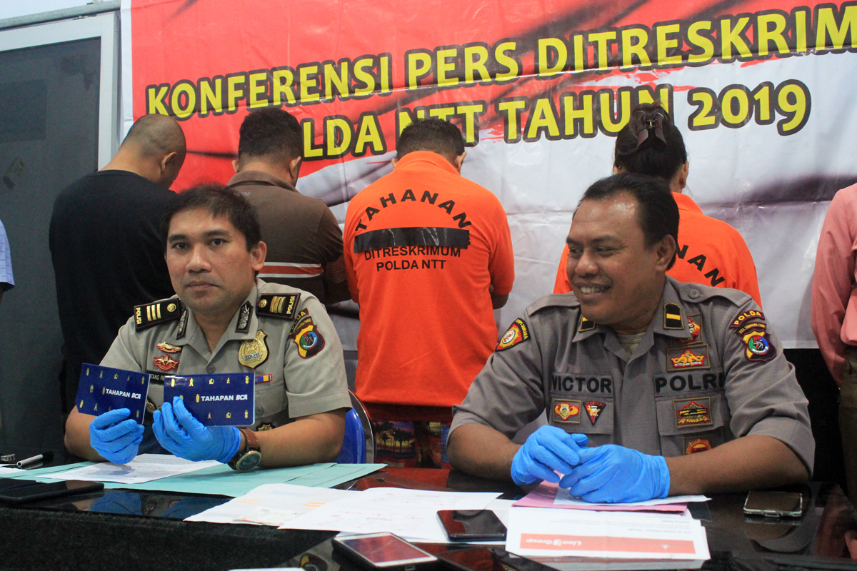 Kanit Trafficking, Kasubdi IV Renakta, Direktorat Reserse Kriminal Umum Polda NTT Ajun Komisaris Tatang Panjaitan (kiri).