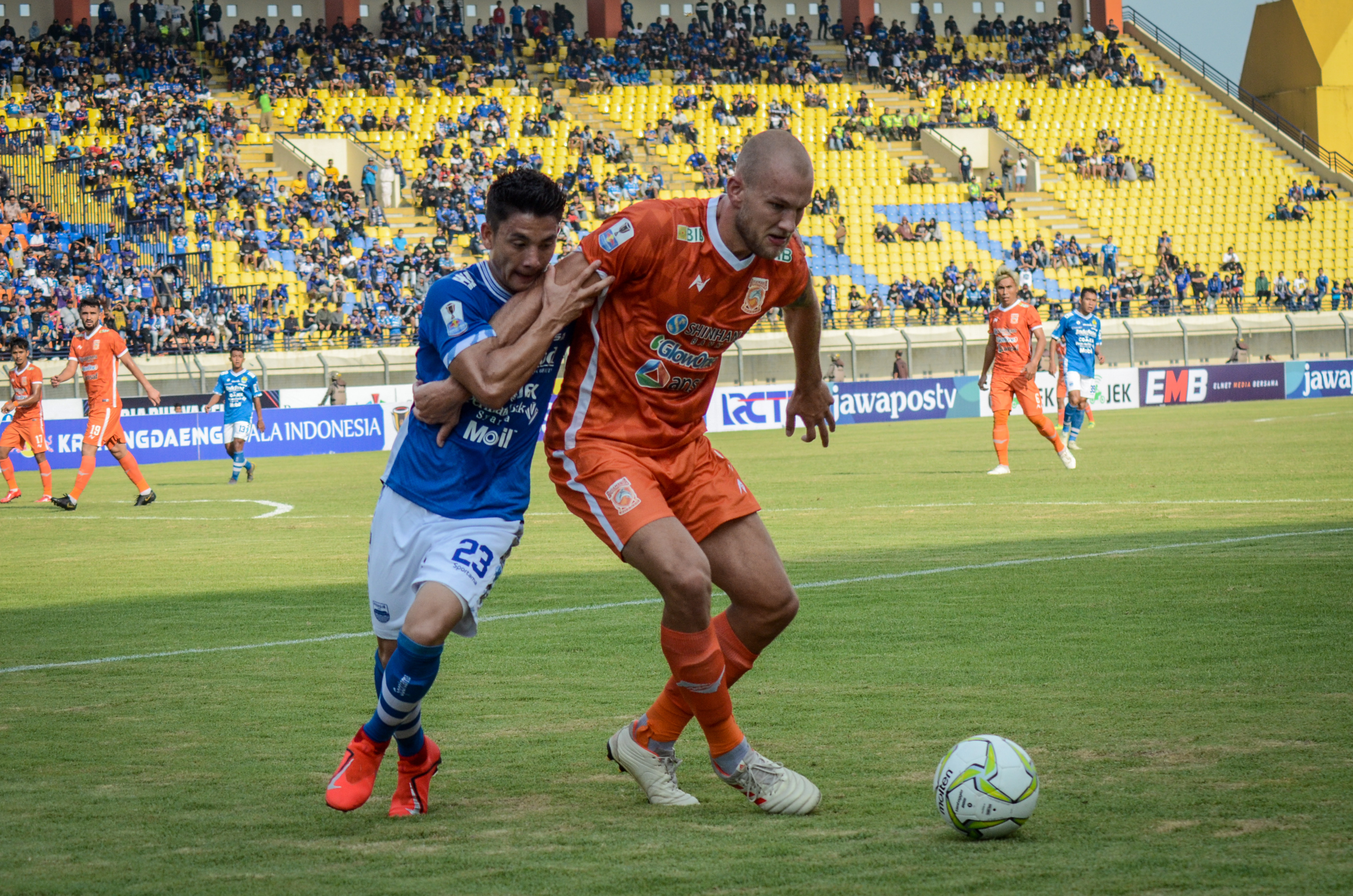 Pesepakbola Persib Bandung Kim Jeffrey Kurniawan (kiri) berebut bola dengan Pesepakbola Borneo FC Jan Lammers (kanan) 