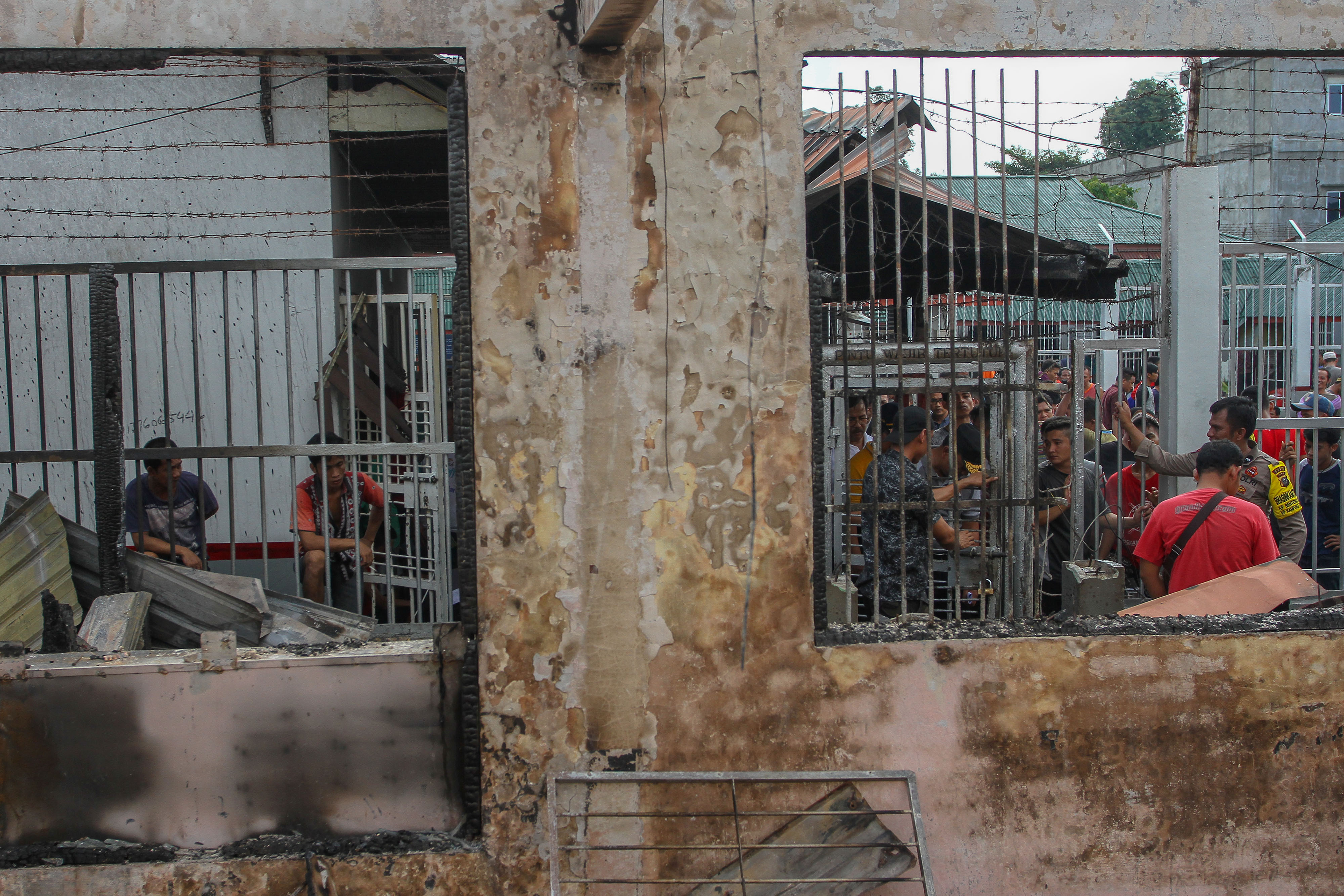 LP Narkoba di Kecamatan Hinai, Kabupaten Langkat, Sumatra Utara terbakar. Ratusan napi melarikan diri. 