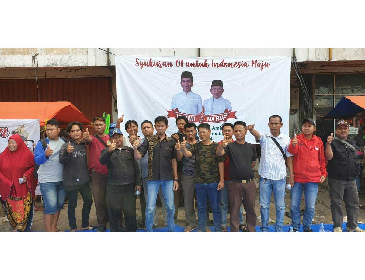 Pedagang Pasar Induk Cibitung, menggelar syukuran atas keunggulan pasangan calon Presiden dan Wakil Presiden nomor urut 01 hasil quick count