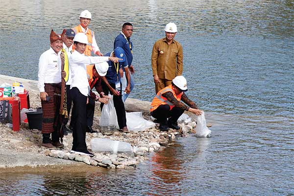 Presiden Joko Widodo bersama Menteri PU-Pera Basuki Hadimuljono (kedua dari kiri), Gubernur NTT Viktor Laiskodat (kedua dari kanan), dan Bup