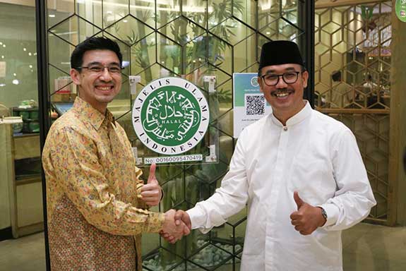 Penyerahan sertifikat halal oleh Direktur LPPOM MUI, Dr Ir Lukmanul Hakim Msi, kepada Direktur PT Sushi Tei Indonesia, Sonny Kurniawan