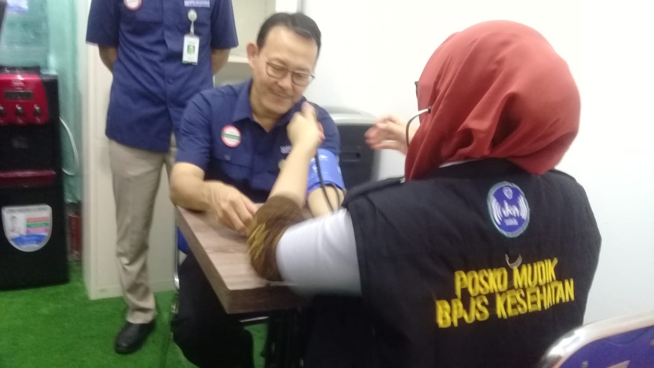 Direktur Utama BPJS Kesehatan Fachmi Idris meninjau posko mudik BPJS Kesehatan di Dermaga Eksekutif, Pelabuhan Merak, Banten.
