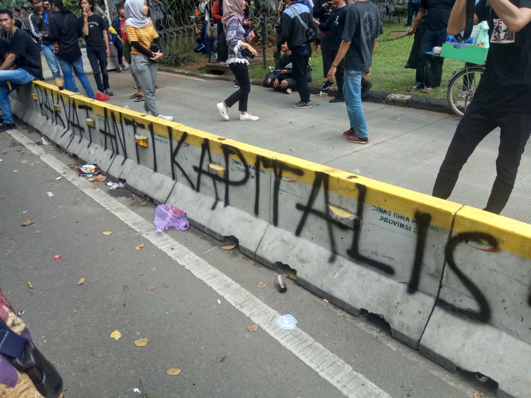 Tulisan hasil vandalisme pada demo buruh di Jakarta