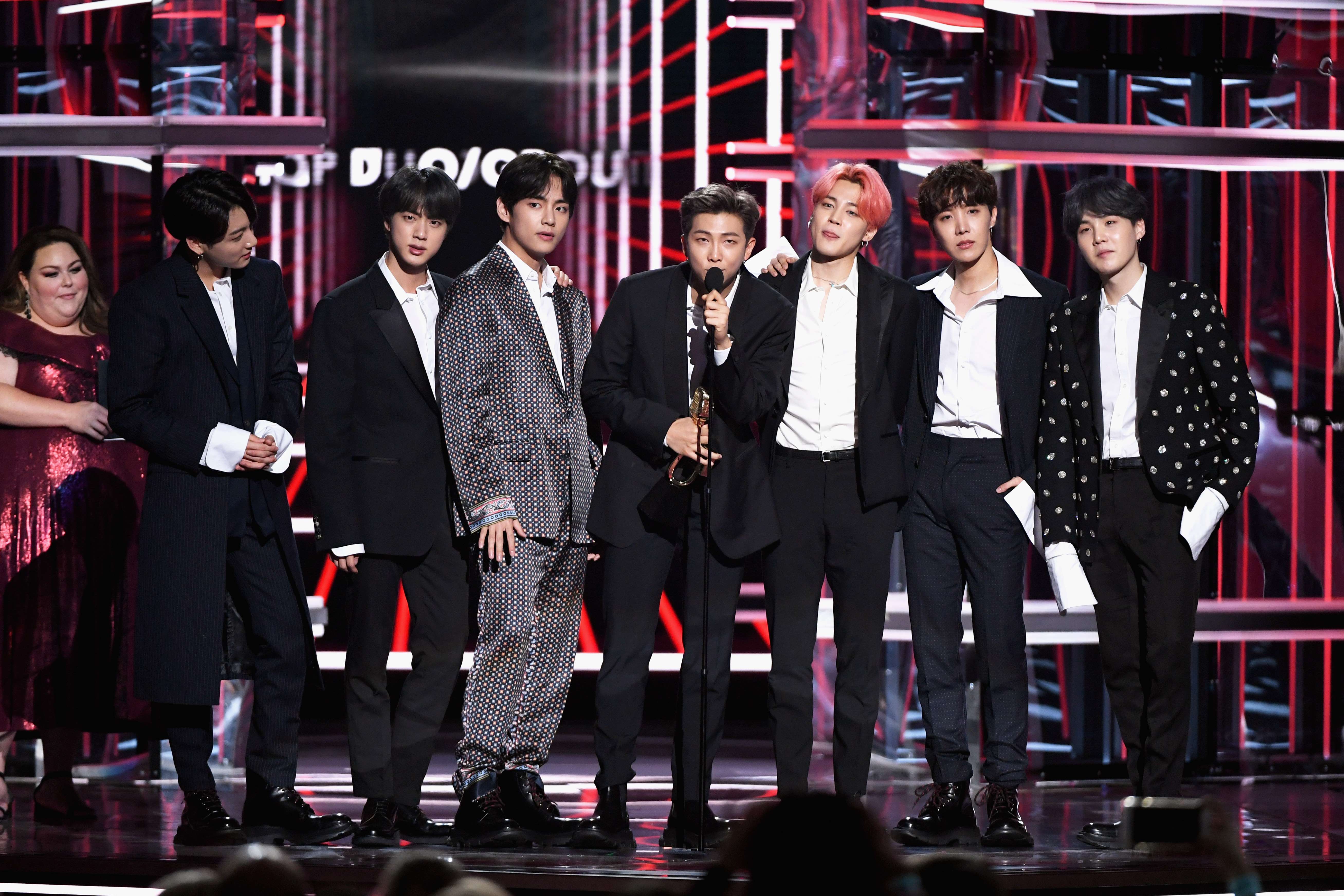 BTS saat menerima penghargaan Billboard Music Award