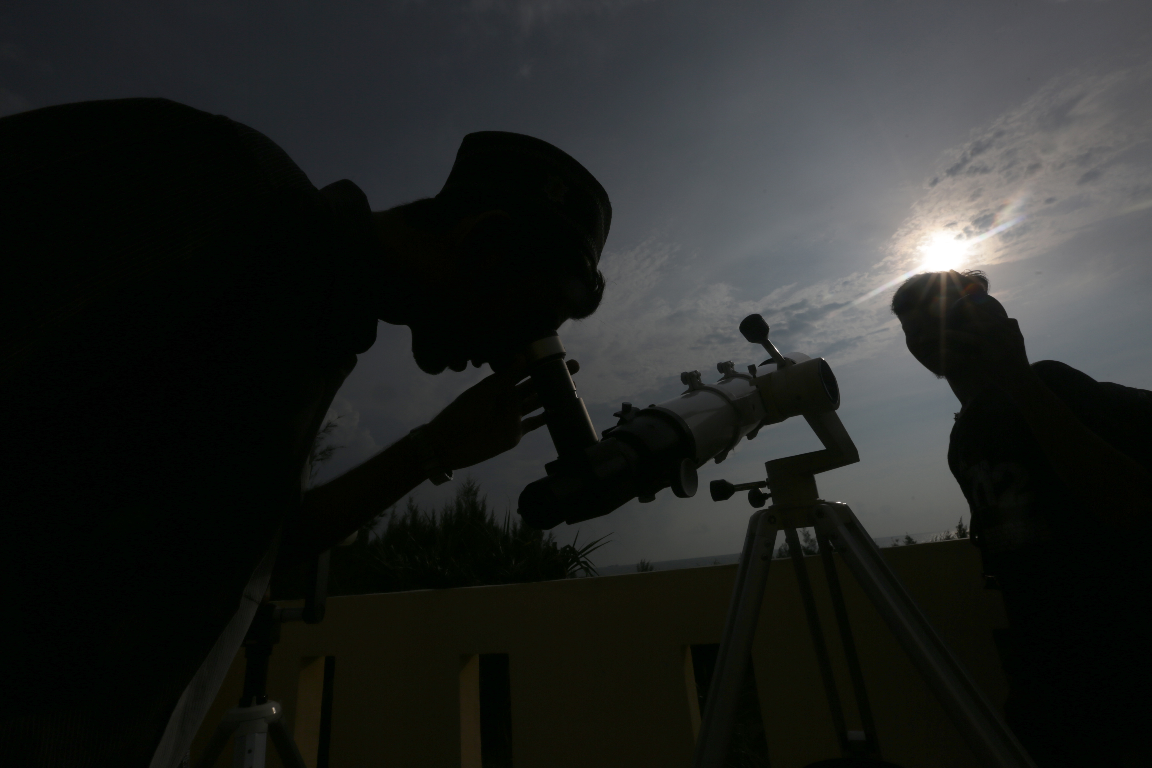 Petugas Kementerian Agama memantau hilal penetapan idul fitri