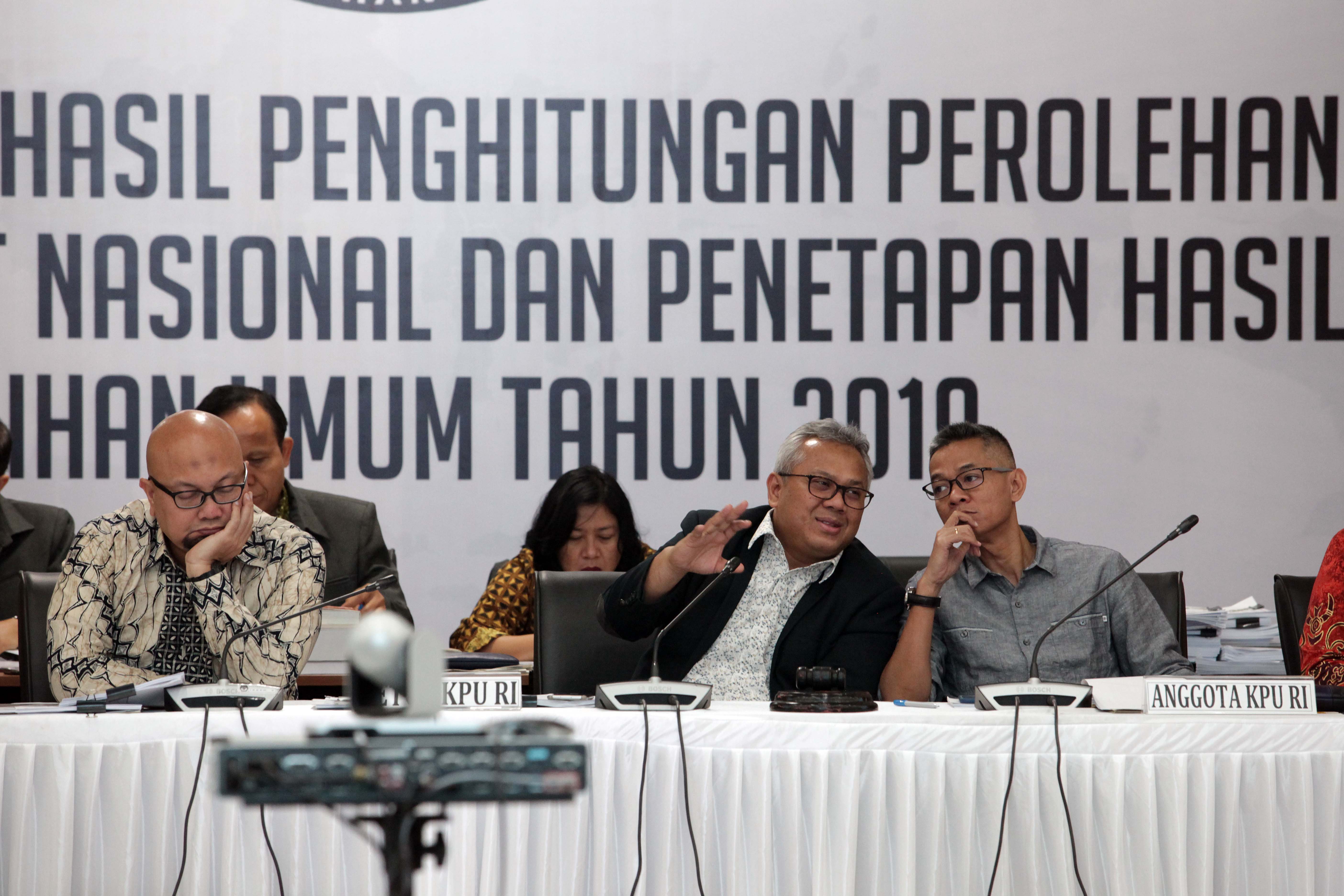 Ketua KPU Arief Budiman (tengah)