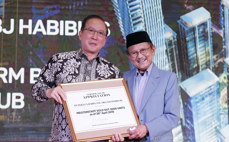 Presdien RI ketiga BJ Habibie (kanan) saat peluncuran tower di Meisterstadt Batam