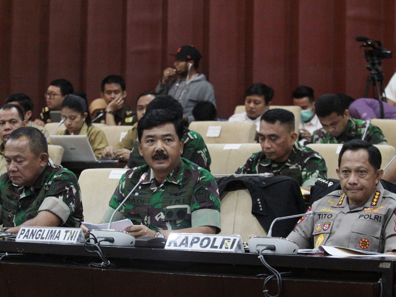 Panglima TNI Marsekal TNI Hadi Tjahjanto didampingi Kapolri Jenderal Pol Tito Karnavian berbicara saat rapat kerja bersama DPD