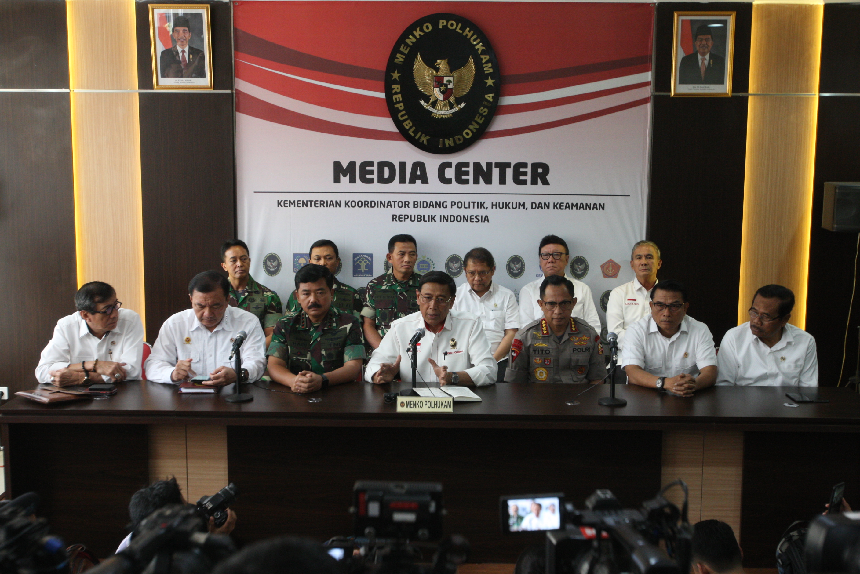 Konferensi pers Menkopolhukam Wiranto, Kapolri Jendral Tito Karnavian dan dan Panglima TNI Hadi Tjahjanto terkait peristiwa 22 Mei 2019. 