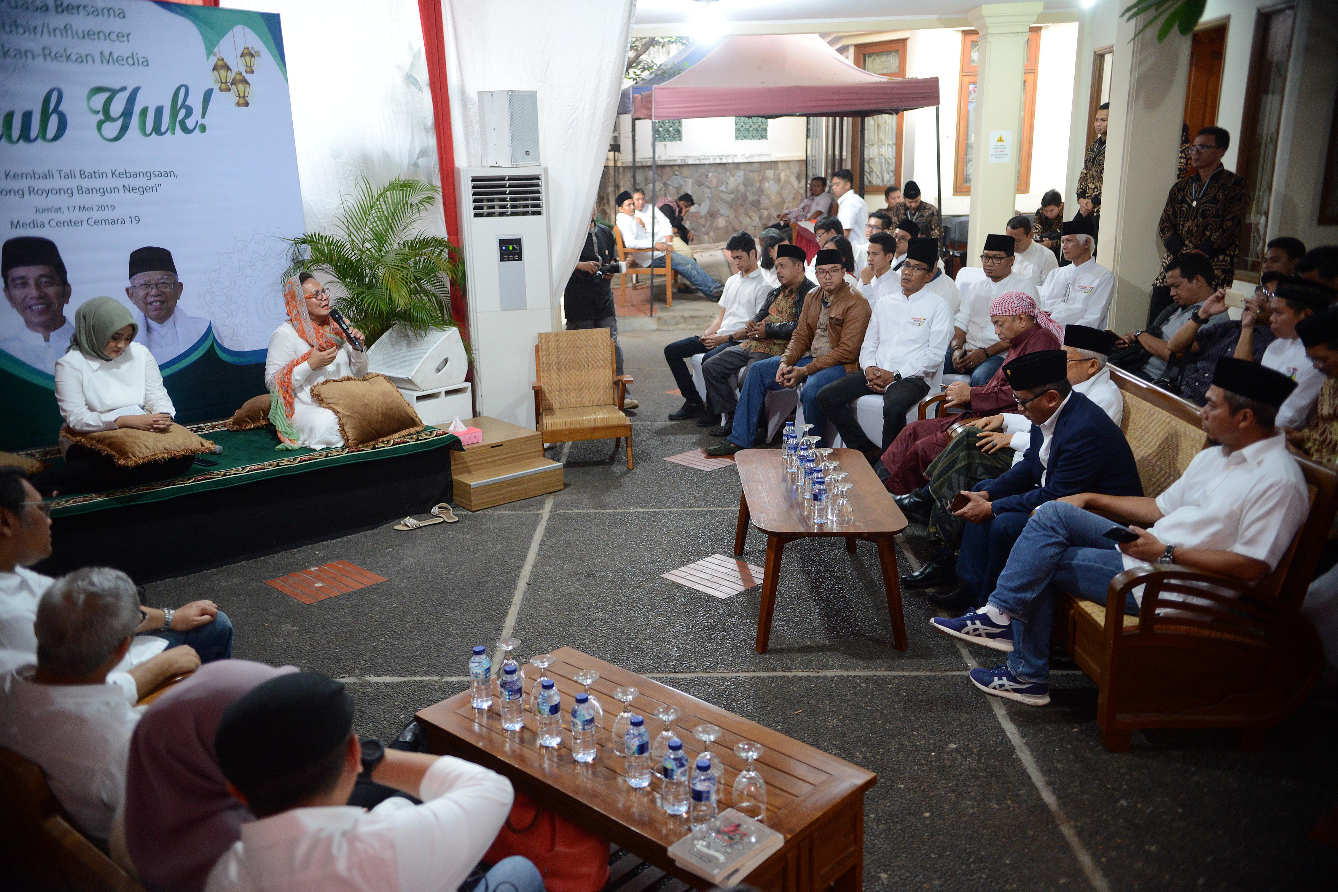 Suasana Buka puasa bersama Calon Wakil Presiden Nomor Urut 02 Ma'rif Amin dengan sejumlah tokoh dan budayawan.